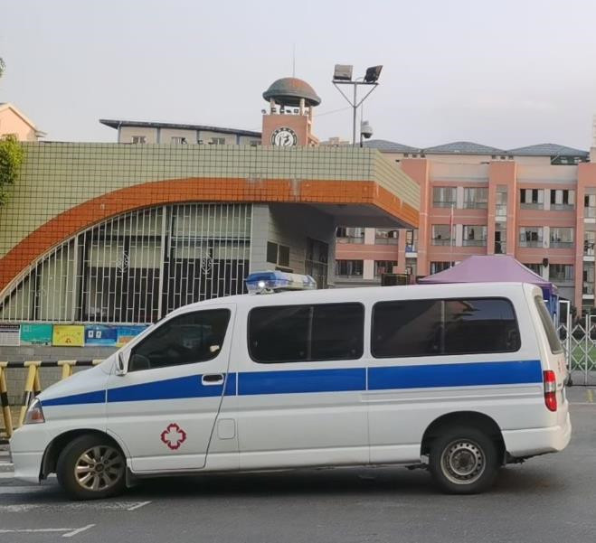 文殊镇救护车出租护送骨折病人一公里多少钱